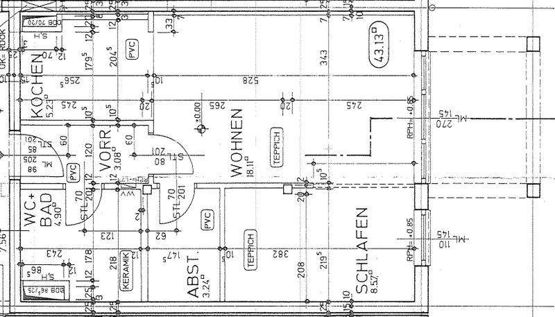 Detaillierter Grundriss einer Wohnung mit separaten Räumen, Balkon und verschiedenen Bodenbelägen.