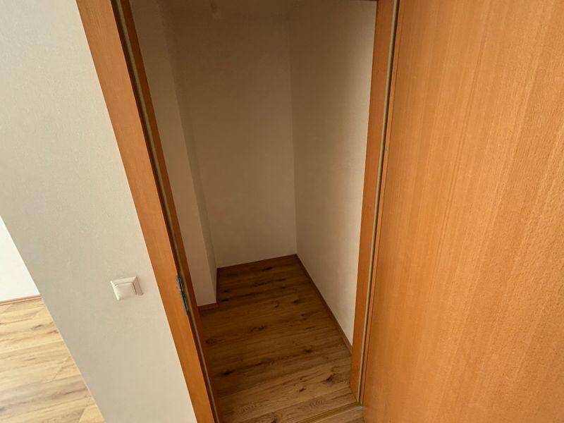 Kleiner Abstellraum mit Laminatboden, ideal für zusätzlichen Stauraum im Haushalt.