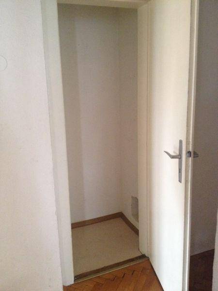 Kleiner Abstellraum mit heller Wandfarbe und einfacher Ausstattung.