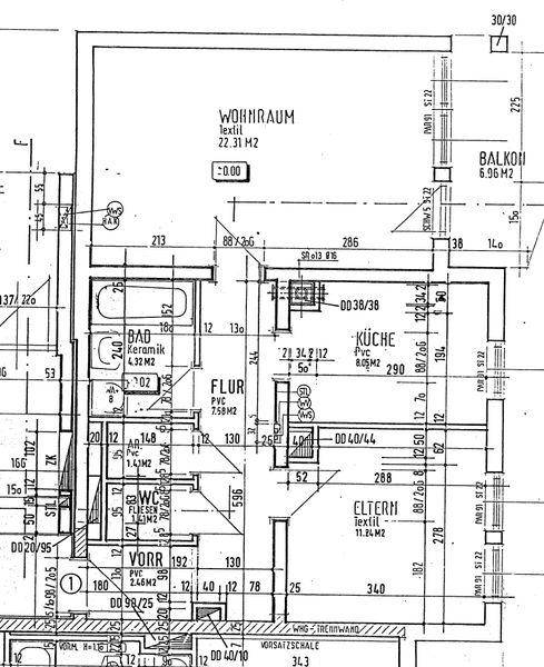 Grundrissplan einer Wohnung mit Wohnraum, Küche, Bad und Balkon.