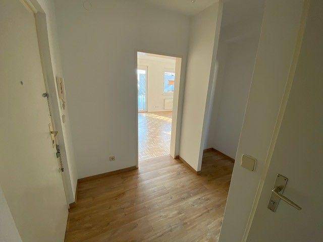 Eingangsbereich mit Laminatboden und Blick in den Wohnbereich.