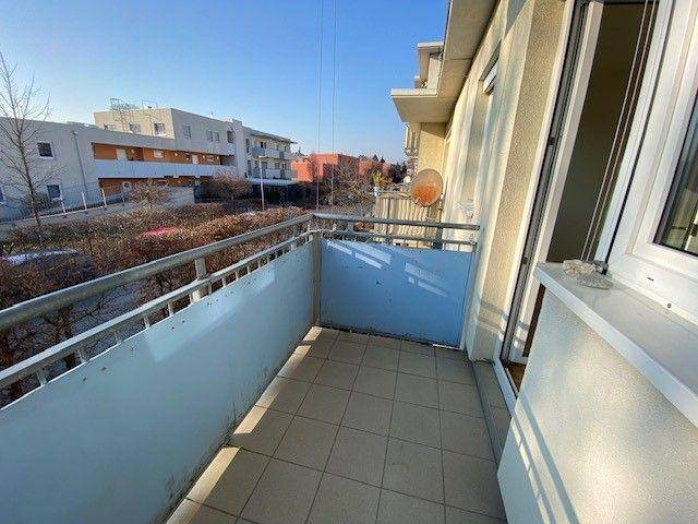 Balkon mit Fliesen und Metallgeländer, bietet einen weiten Blick auf die Umgebung.