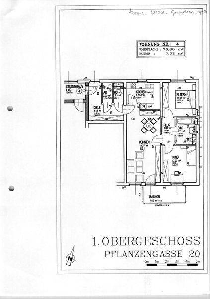 Grundriss der Wohnung Nummer 4 im ersten Obergeschoss mit Balkon und klarer Raumaufteilung.