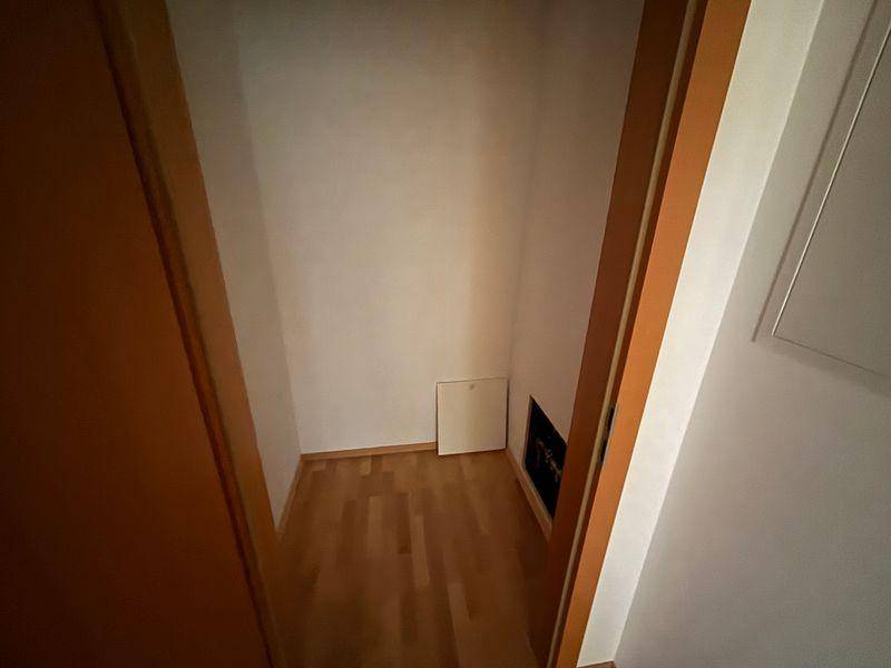 Praktischer Abstellraum mit Holzfußboden, ideal für zusätzlichen Stauraum.