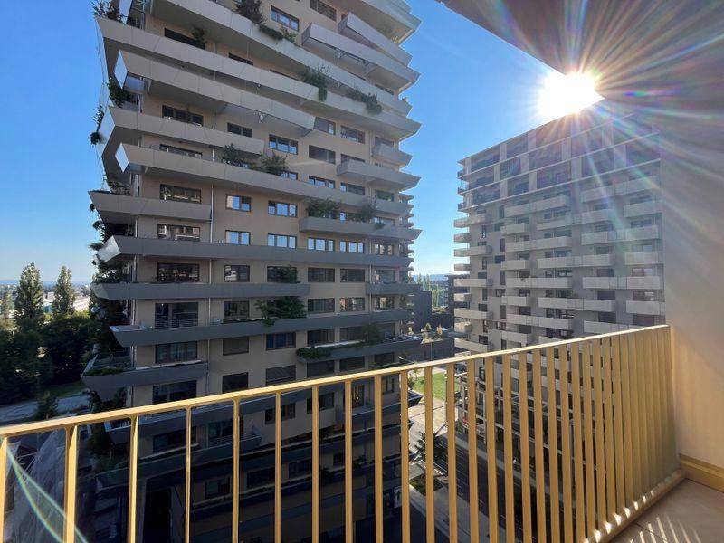 Balkon mit beeindruckendem Blick auf moderne Hochhäuser und die Stadtlandschaft.