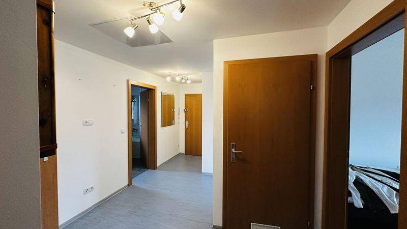 tosons ansc 8502 LeopoldSonntag-Str.1 12 Vorraum.jpg