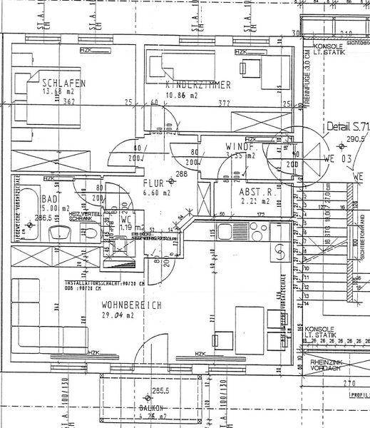 Grundriss einer Wohnung mit Schlafzimmer, Kinderzimmer, offenem Wohnbereich, Bad, WC und Balkon.