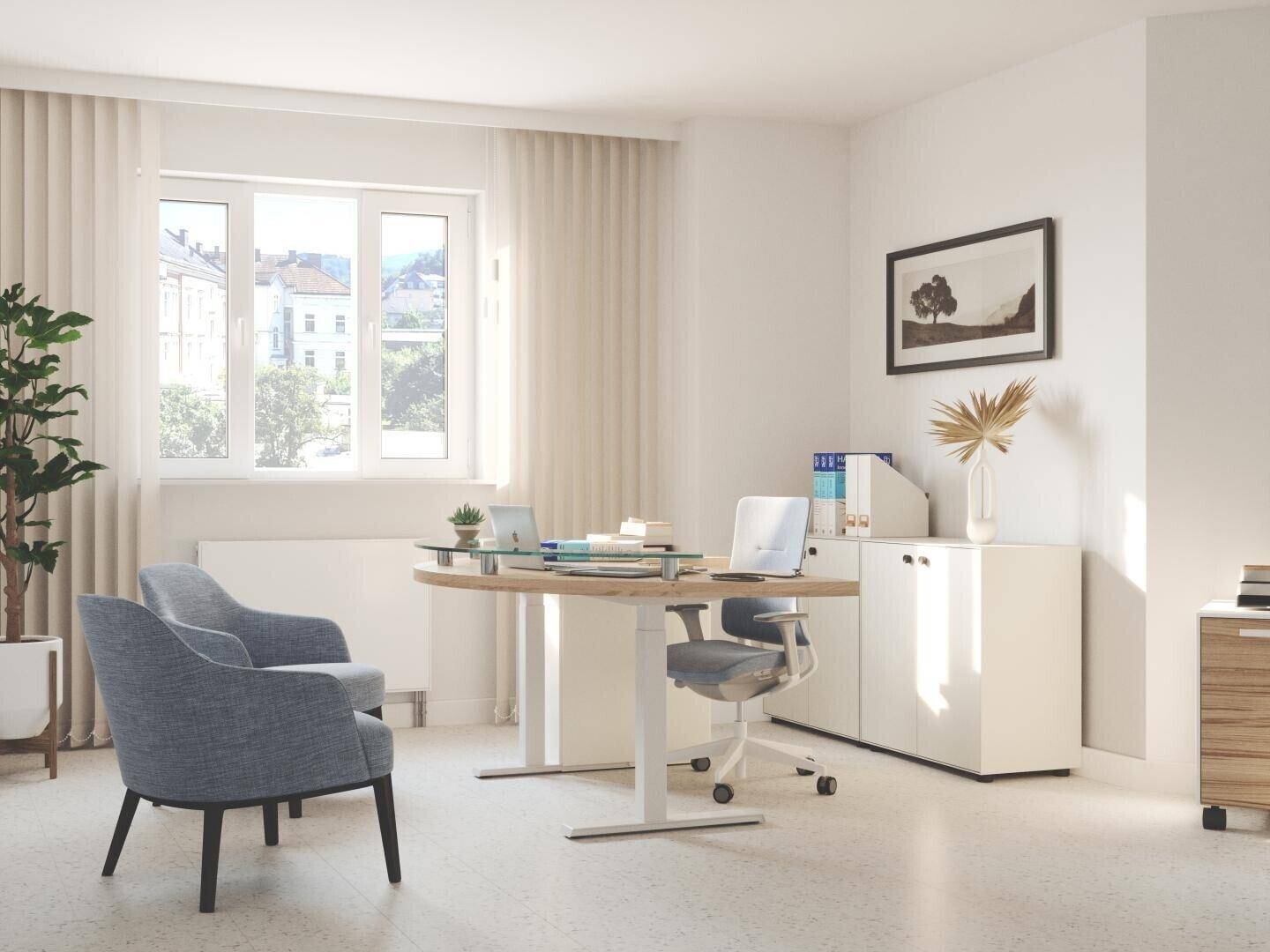 Freundliches Büro mit bequemen Sesseln, großem Schreibtisch und Blick auf die Stadt durch die Fenster, ideal für Besprechungen.