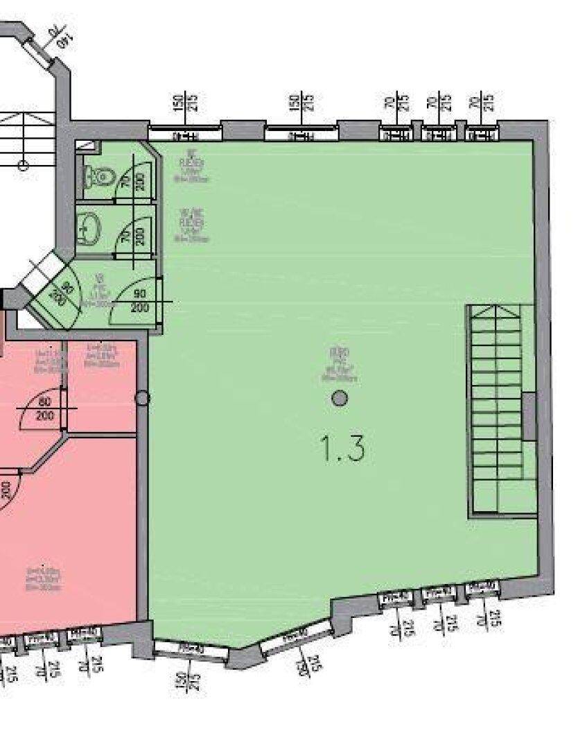Detaillierter Grundriss eines Gewerbebereichs mit Treppe und Sanitäranlagen im hinteren Bereich.
