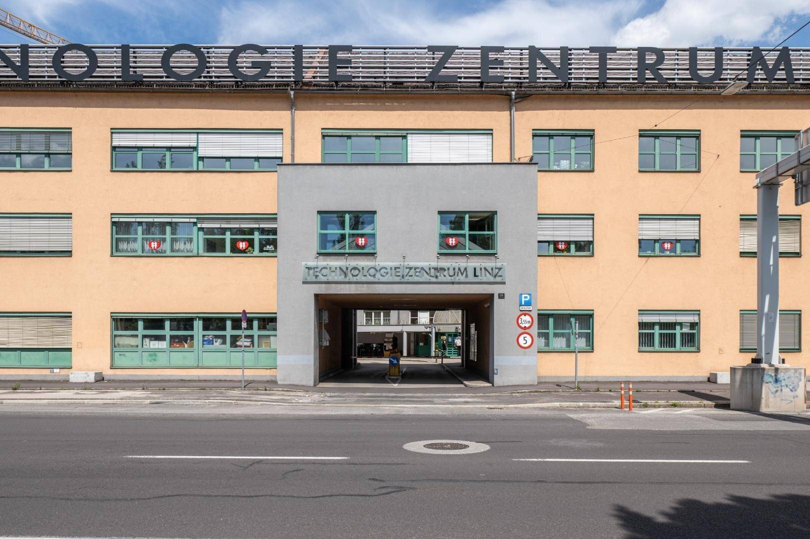Gebäudeansicht des Technologie Zentrums mit markantem Eingangsbereich und vielen Fenstern.