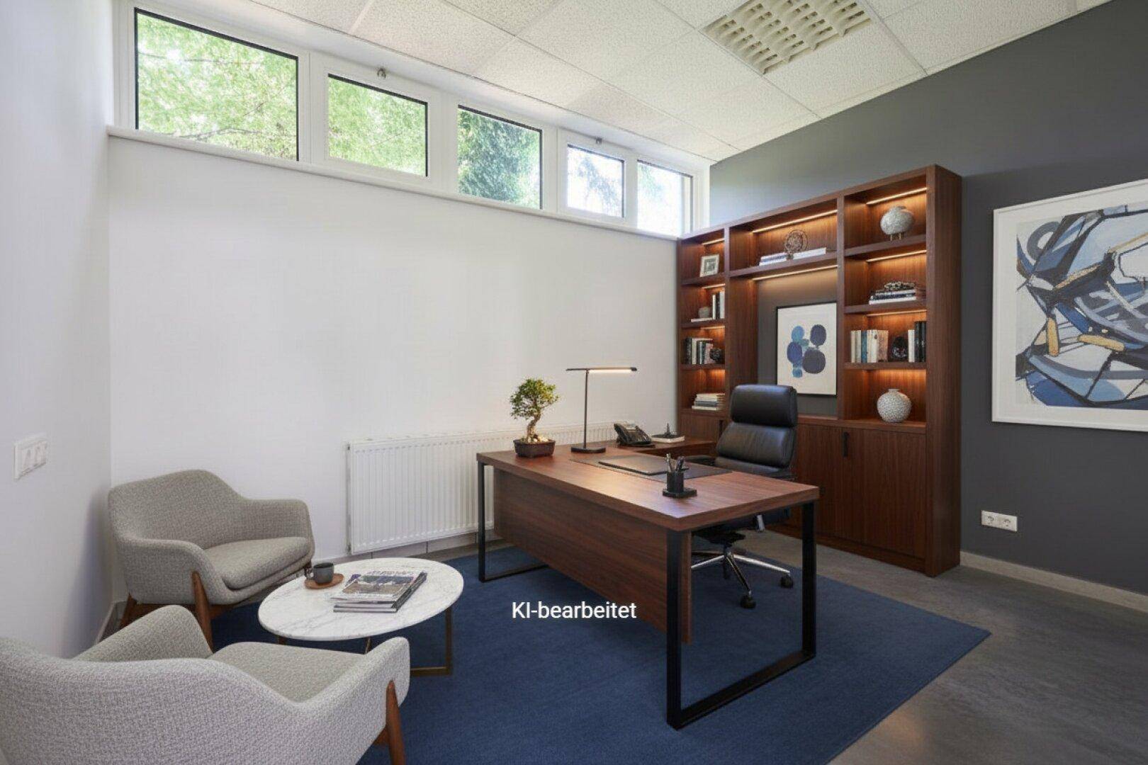 Elegantes Büro mit großem Schreibtisch, integriertem Bücherregal und Oberlichtern für natürliche Beleuchtung.