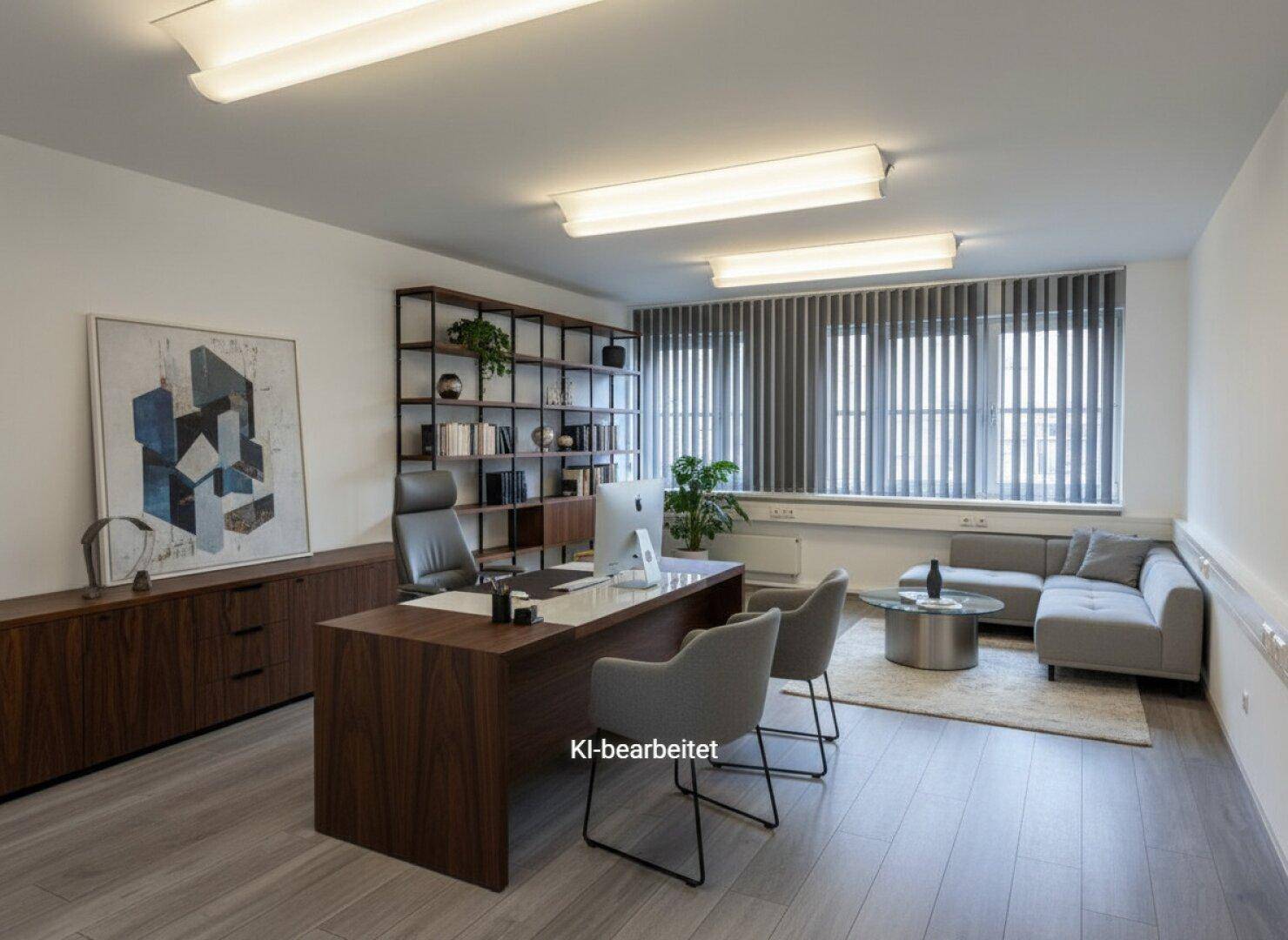 Modern eingerichtetes Büro mit großem Schreibtisch, Bücherregal und bequemen Sitzgelegenheiten.