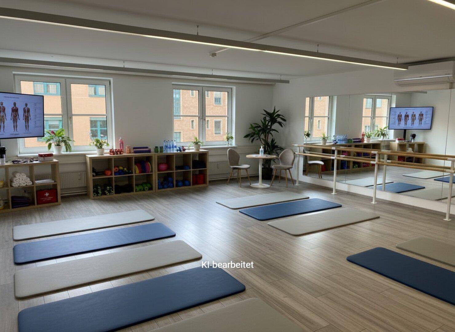 Heller Fitness- oder Therapieraum mit Matten, Spiegeln und Ballettstange, ideal für Bewegung.
