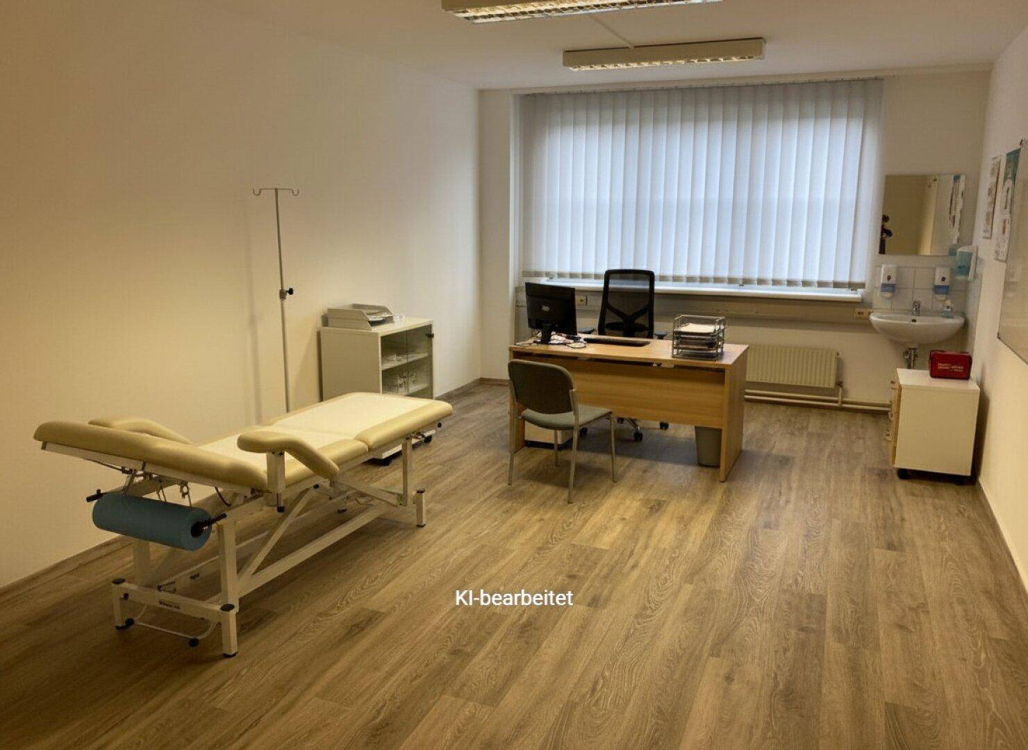Praxisraum mit Untersuchungsliege, Schreibtisch und Waschbecken, ideal für medizinische Nutzung.