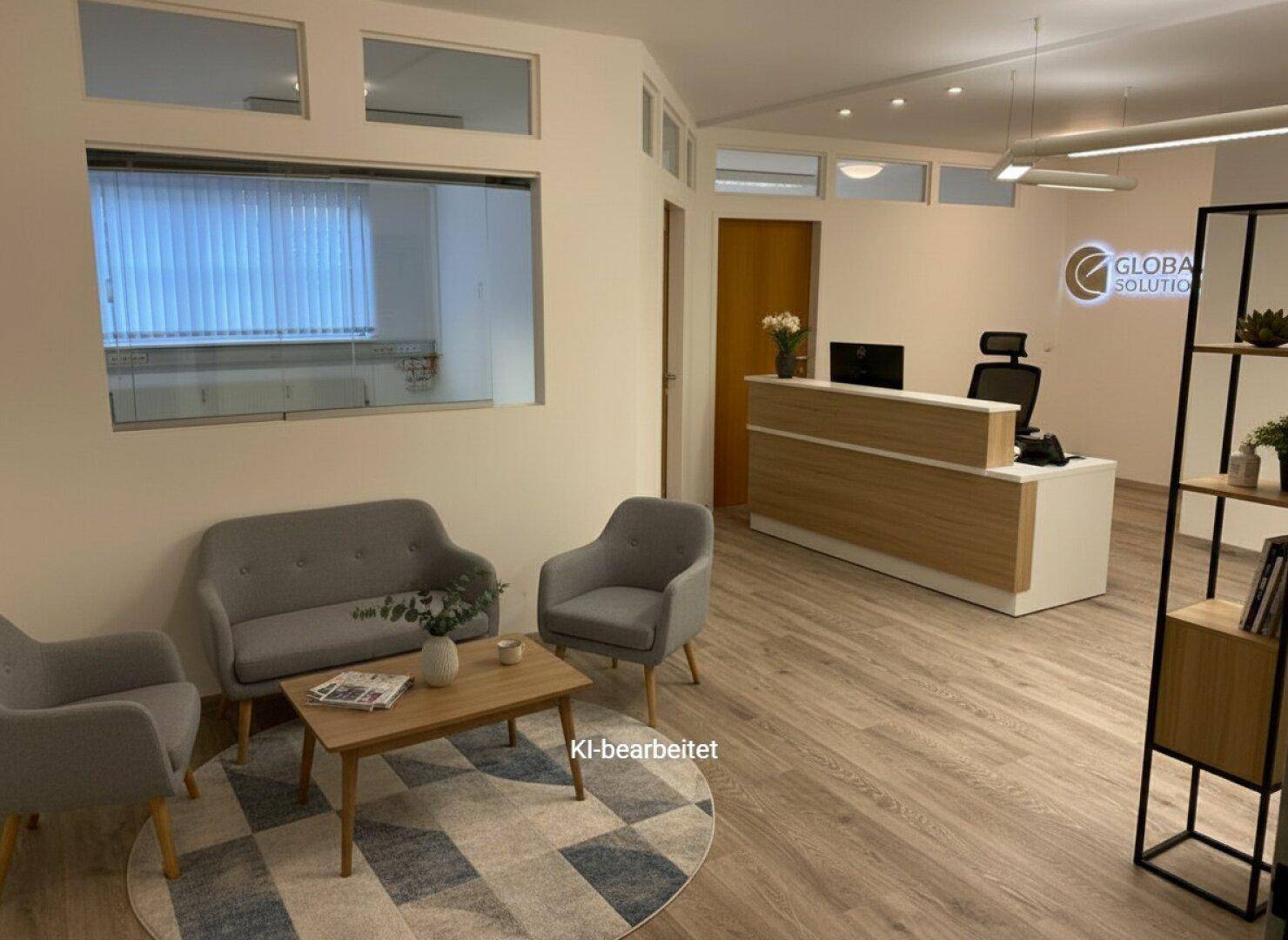 Freundlicher Empfangsbereich mit Rezeption, Wartebereich und Blick in ein angrenzendes Büro.
