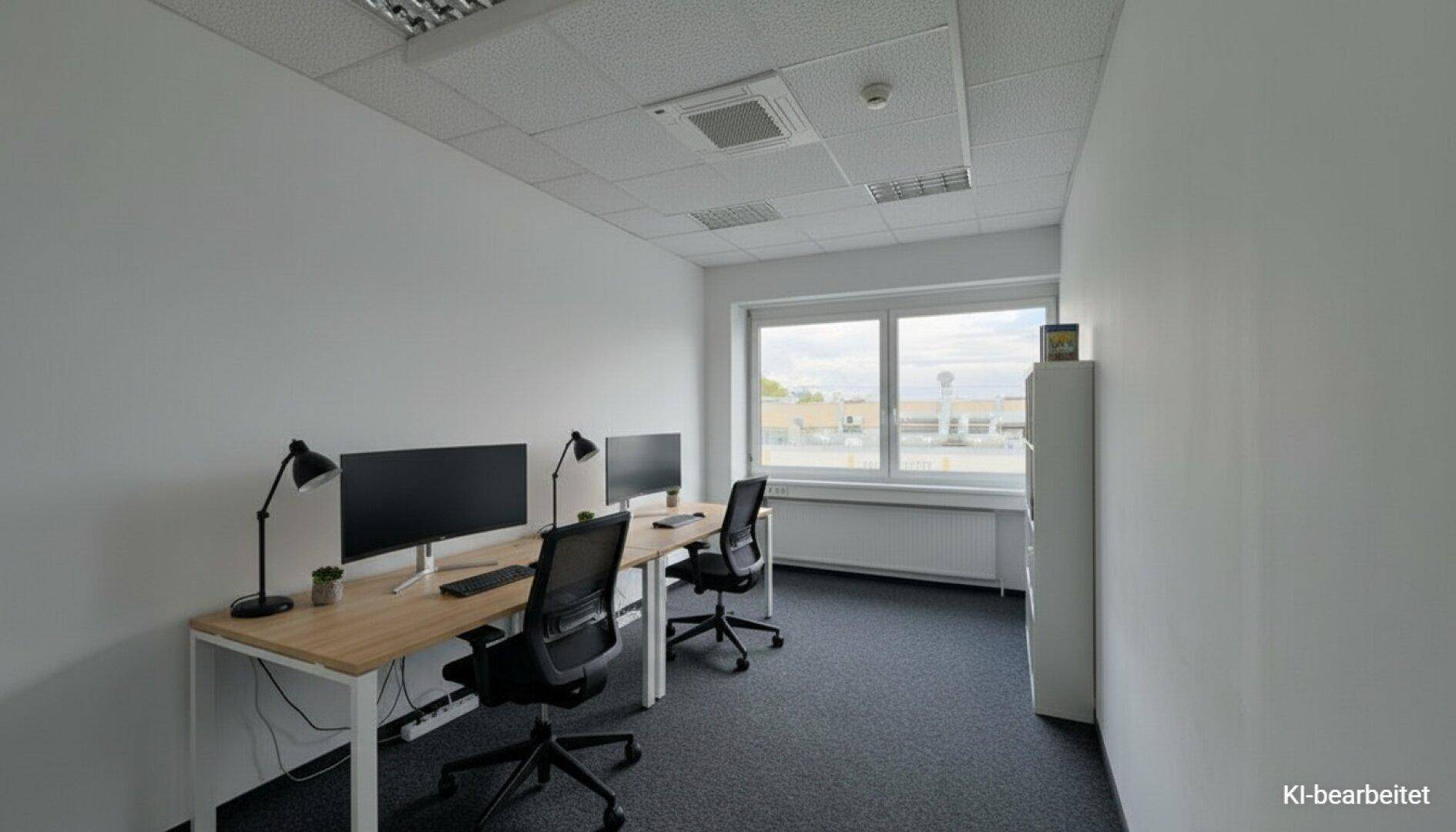 Kleineres Büro mit zwei Arbeitsplätzen, Teppichboden und Fensterblick, ideal für konzentriertes Arbeiten.