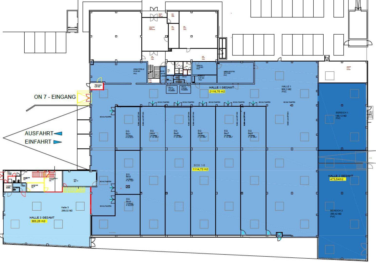 Detaillierter Grundriss einer großen Industriehalle mit Bürobereichen und mehreren Zugängen.