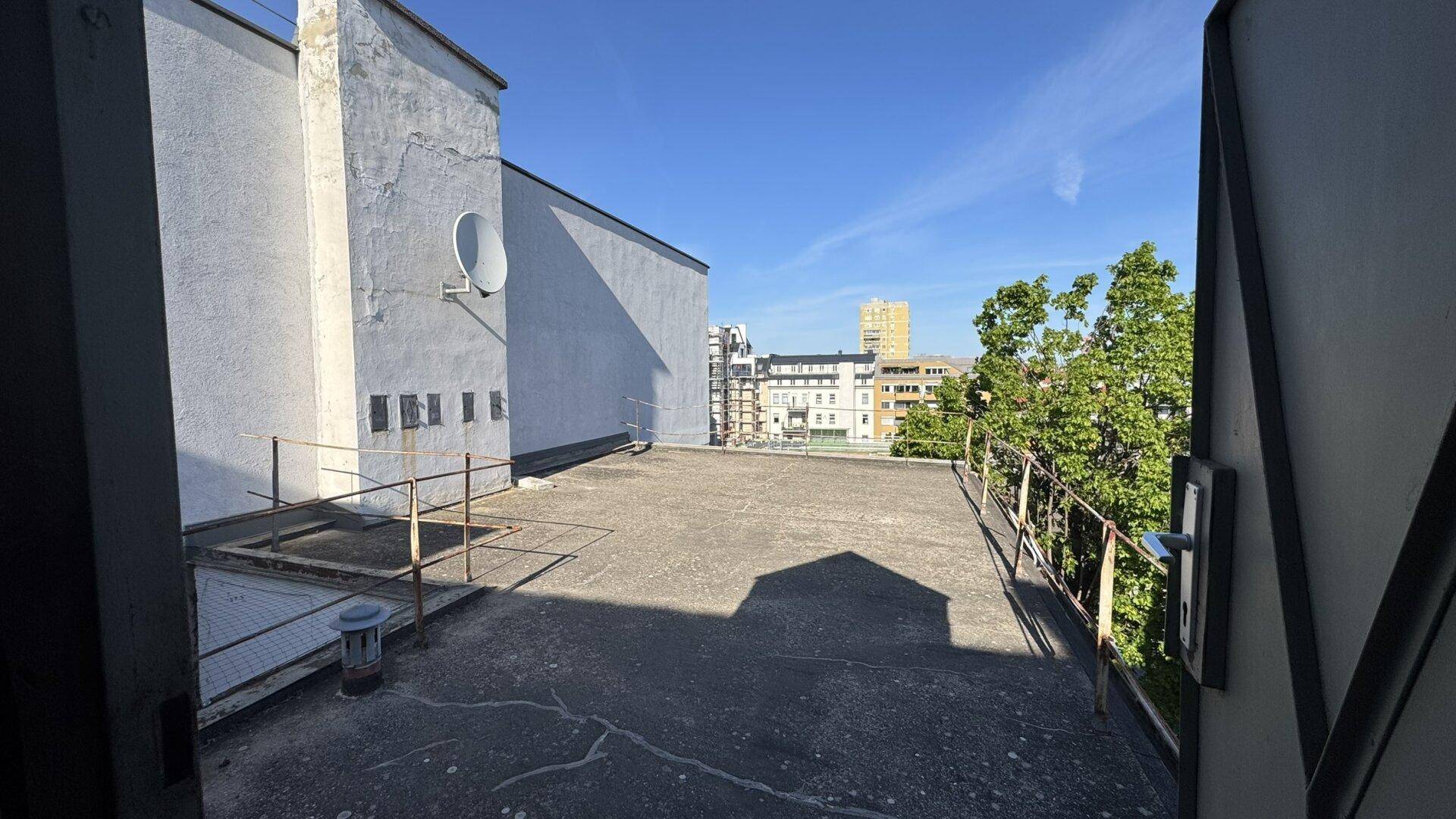 Große Dachterrasse mit Stadtblick und Potenzial für eine moderne Gestaltung und Nutzung.