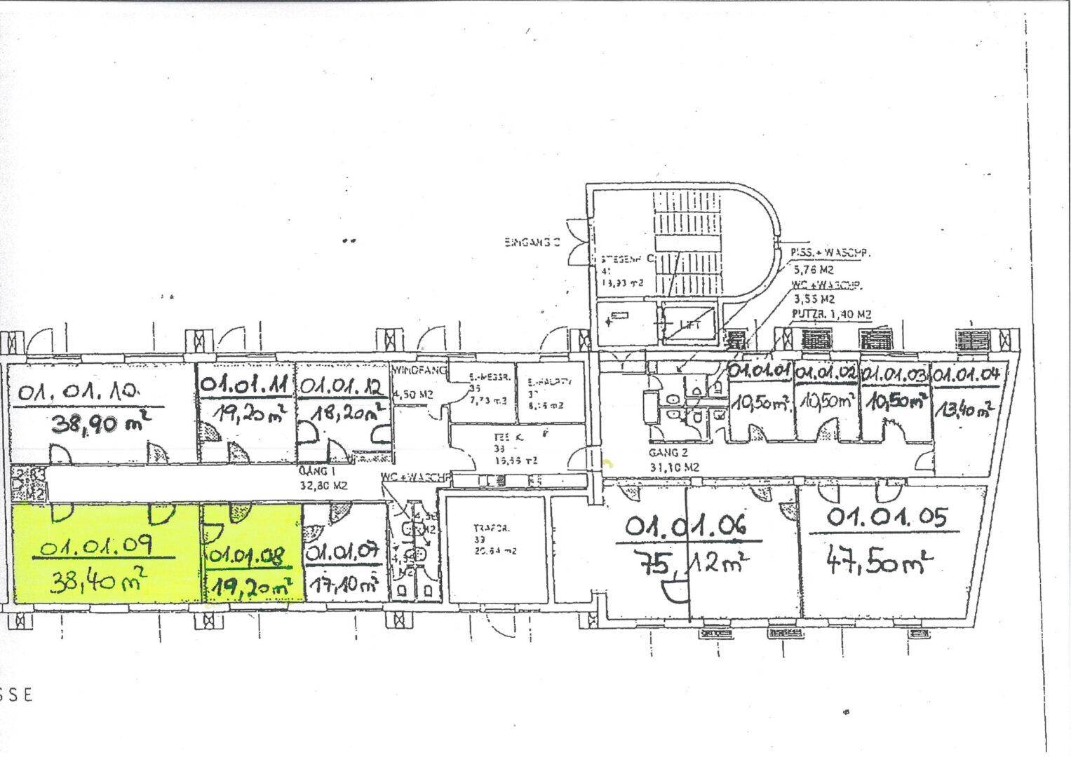 Detaillierter Grundrissplan einer Etage mit mehreren Räumen, Fluren, Treppenhaus und Sanitärbereichen.