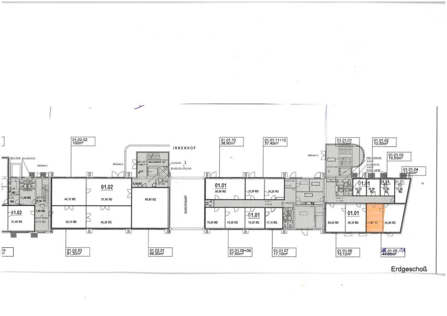 Grundriss des Erdgeschosses mit mehreren Einheiten, einem Innenhof und einem Durchgang.