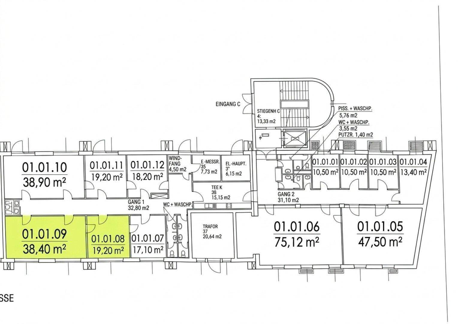 Dieser Grundriss zeigt eine Etage mit mehreren Räumen und Einheiten, inklusive Treppenhaus, Aufzug und Sanitärbereichen.