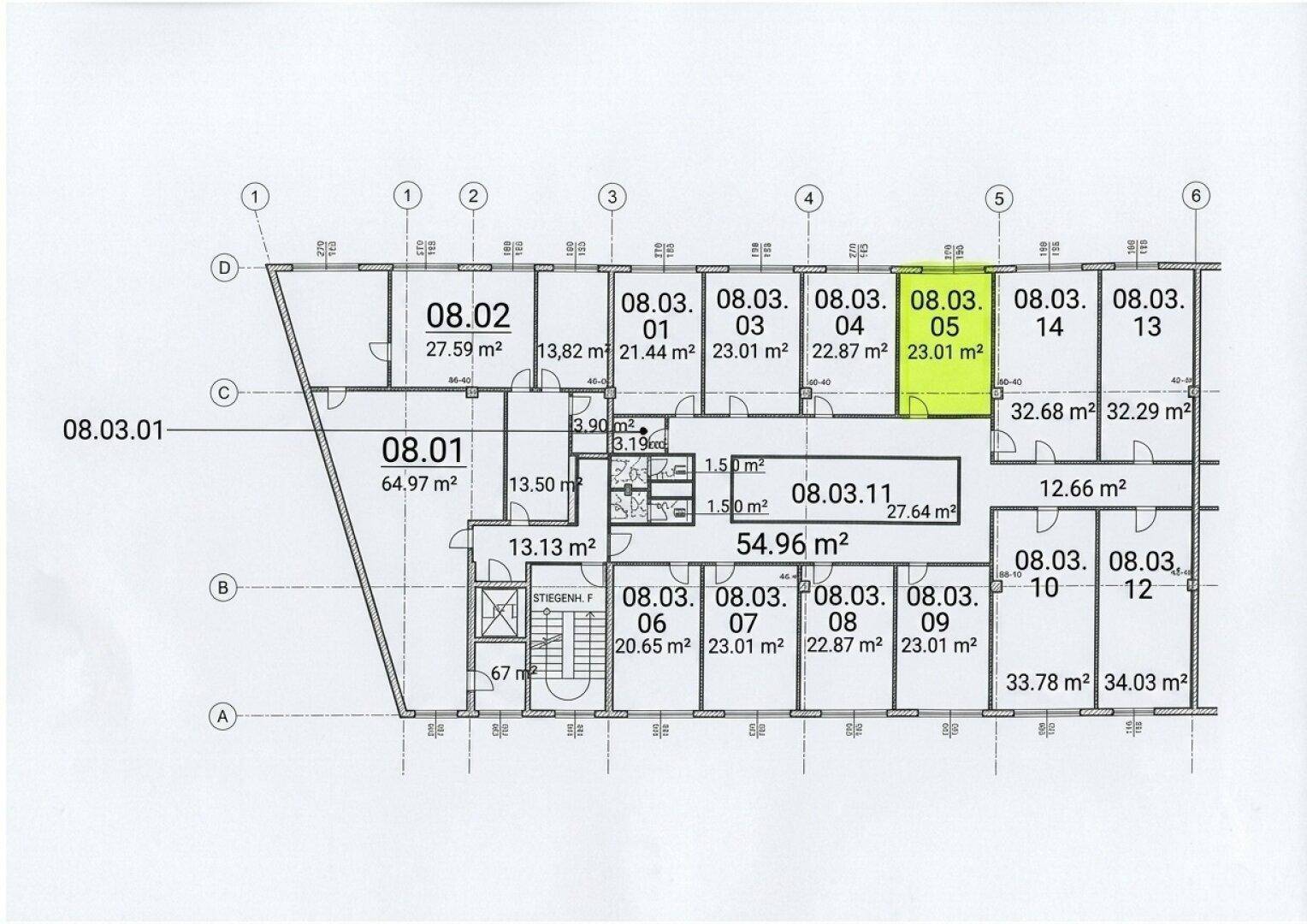 Detaillierter Grundriss eines Stockwerks mit mehreren Wohneinheiten, Treppenhaus und Balkonen.
