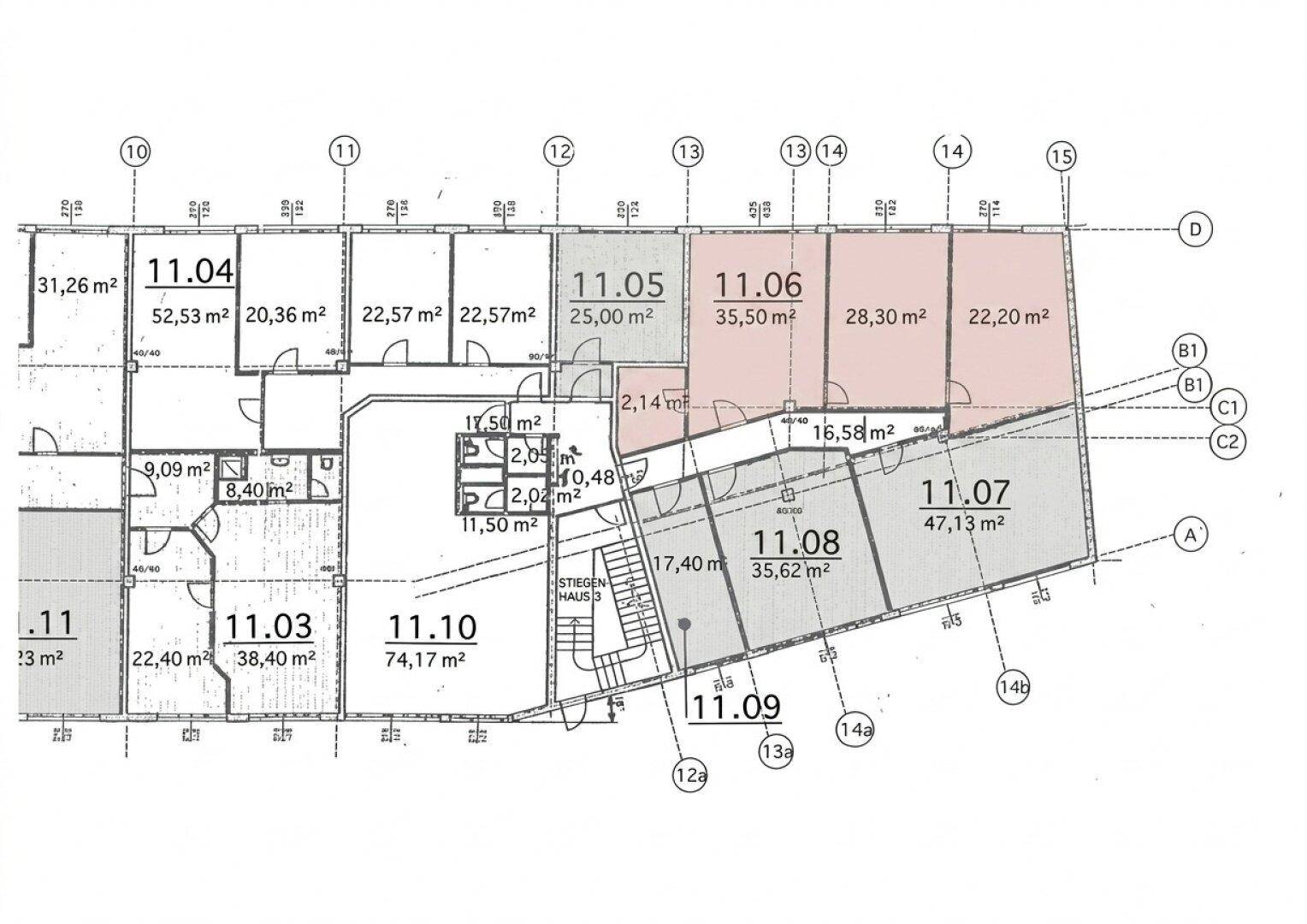Grundrissplan eines Stockwerks mit mehreren separaten Räumen, einem zentralen Korridor und einem Treppenhaus.