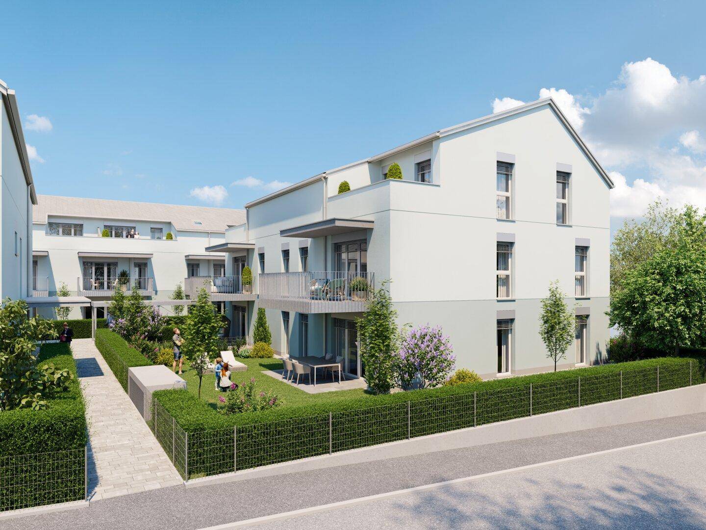 Moderne Wohngebäude mit hellen Fassaden, Balkonen und privaten Gärten, umgeben von gepflegten Hecken und Bäumen.