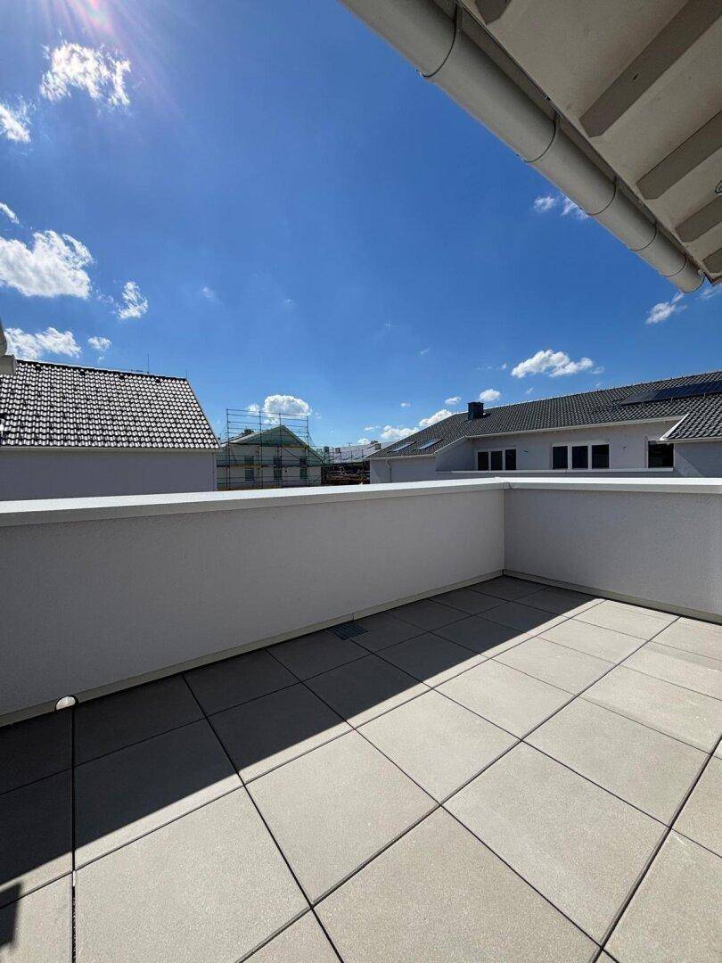 Geräumige Dachterrasse mit Fliesenboden und weitem Blick über die Dächer.