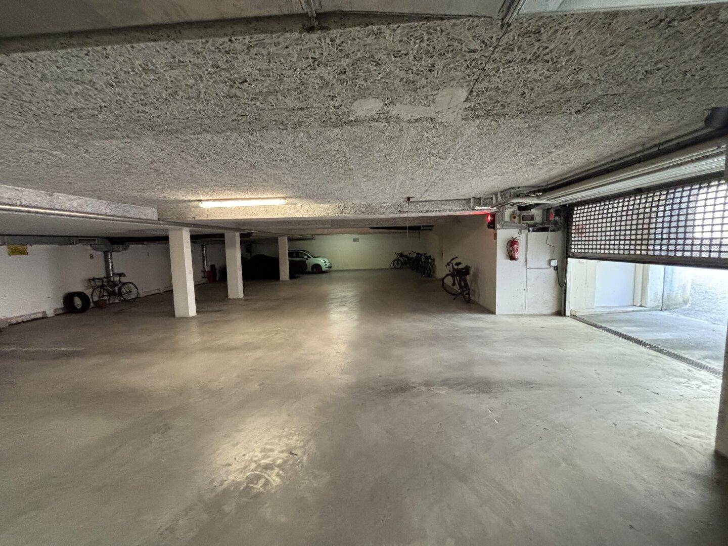 Geräumige Tiefgarage mit mehreren Stellplätzen und Fahrradabstellmöglichkeiten.