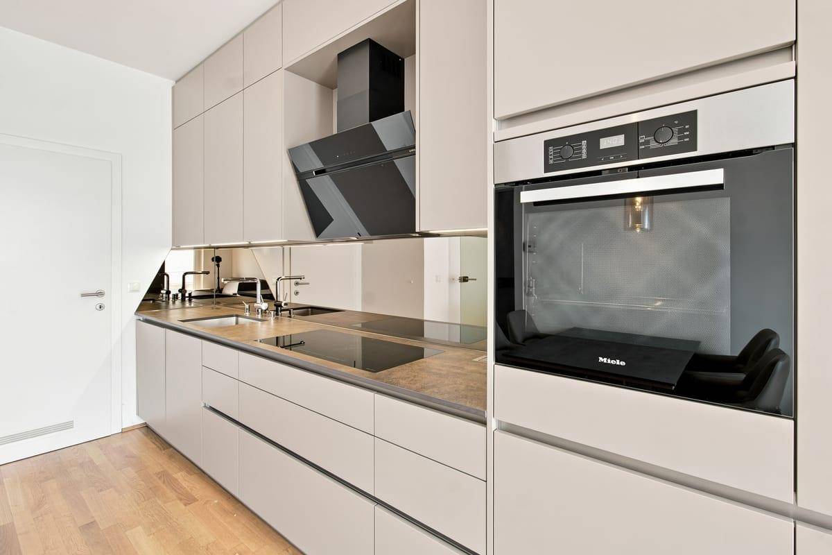 Detailansicht der modernen Einbauküche mit Miele-Backofen und Induktionskochfeld.
