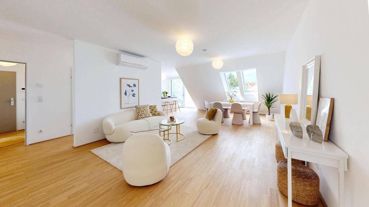 Geräumiger Wohn-Essbereich mit bequemen Sofas, Esstisch und viel natürlichem Licht.