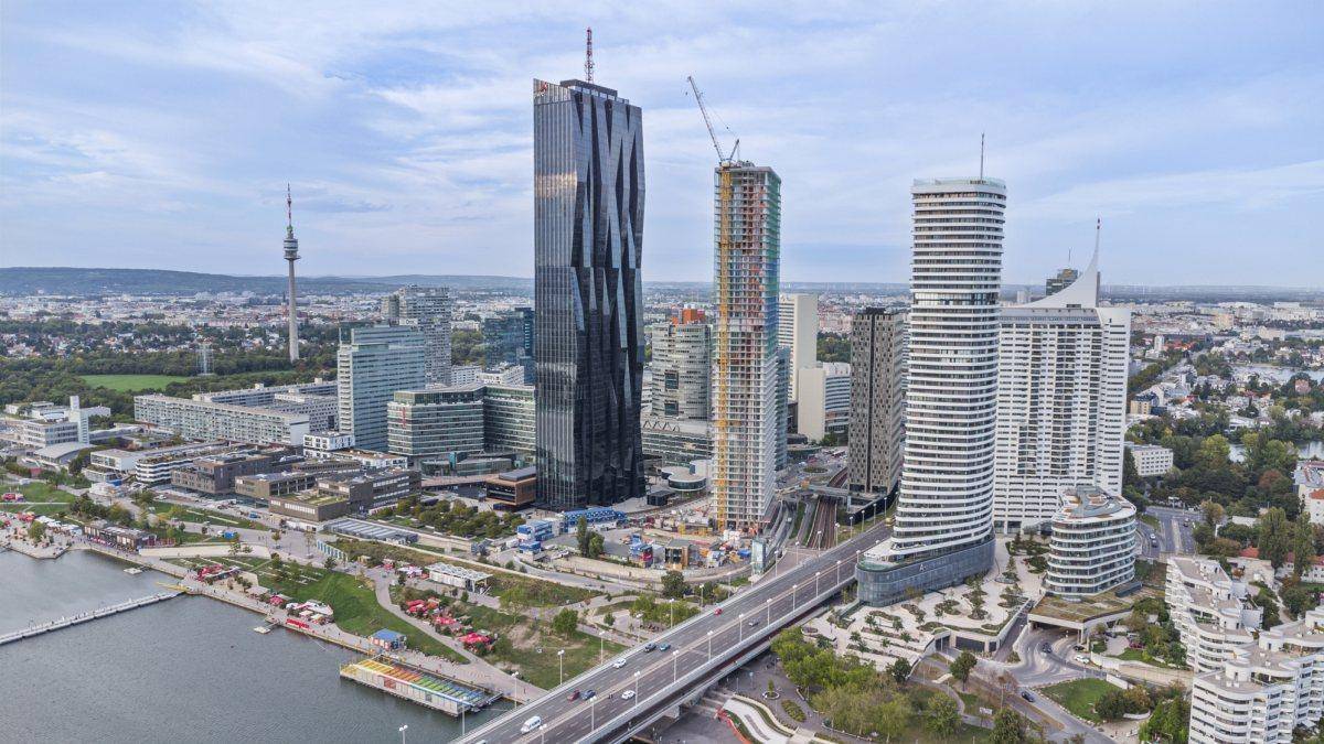 Luftaufnahme der modernen Skyline mit Hochhäusern und dem Fluss in einer städtischen Umgebung.