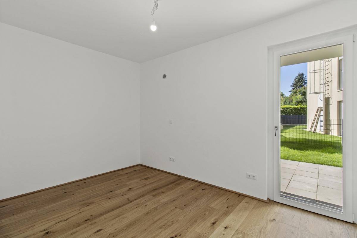 Helles Zimmer mit Parkettboden und direktem Zugang zur Terrasse oder zum Garten.