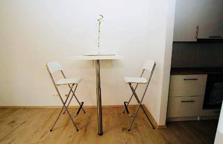 Kleiner Essbereich mit Bartisch und zwei Hockern, angrenzend an die Küchenzeile.