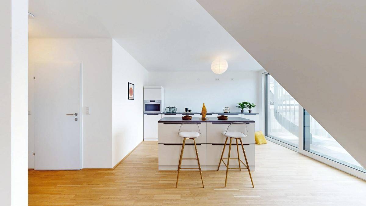 Moderne weiße Küche mit Kücheninsel, Barhockern und großem Fenster mit Blick nach draußen.