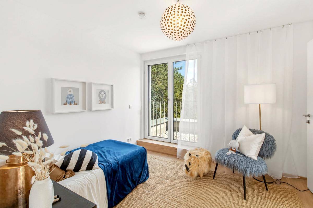 Helles Kinderzimmer mit Teppichboden, modernem Dekor und französischem Balkon.