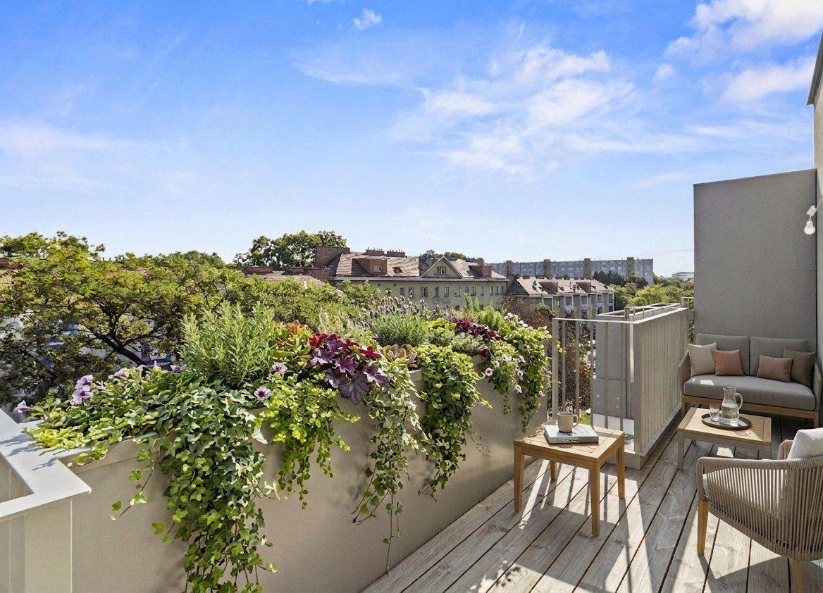 Geräumiger Balkon mit üppiger Bepflanzung, modernen Gartenmöbeln und weitem Blick über die Stadt.