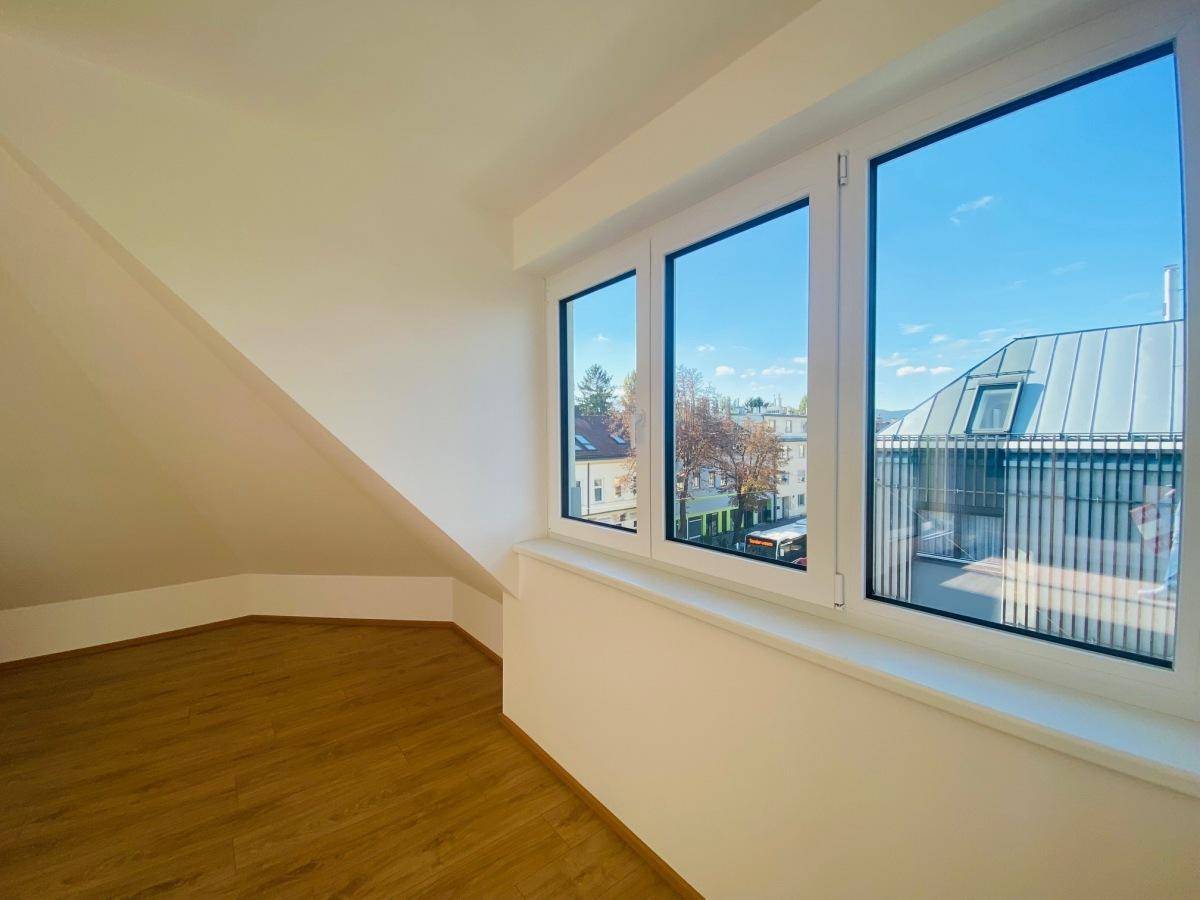Große Fenster bieten einen weiten Blick über die Dächer der Stadt und die Umgebung.