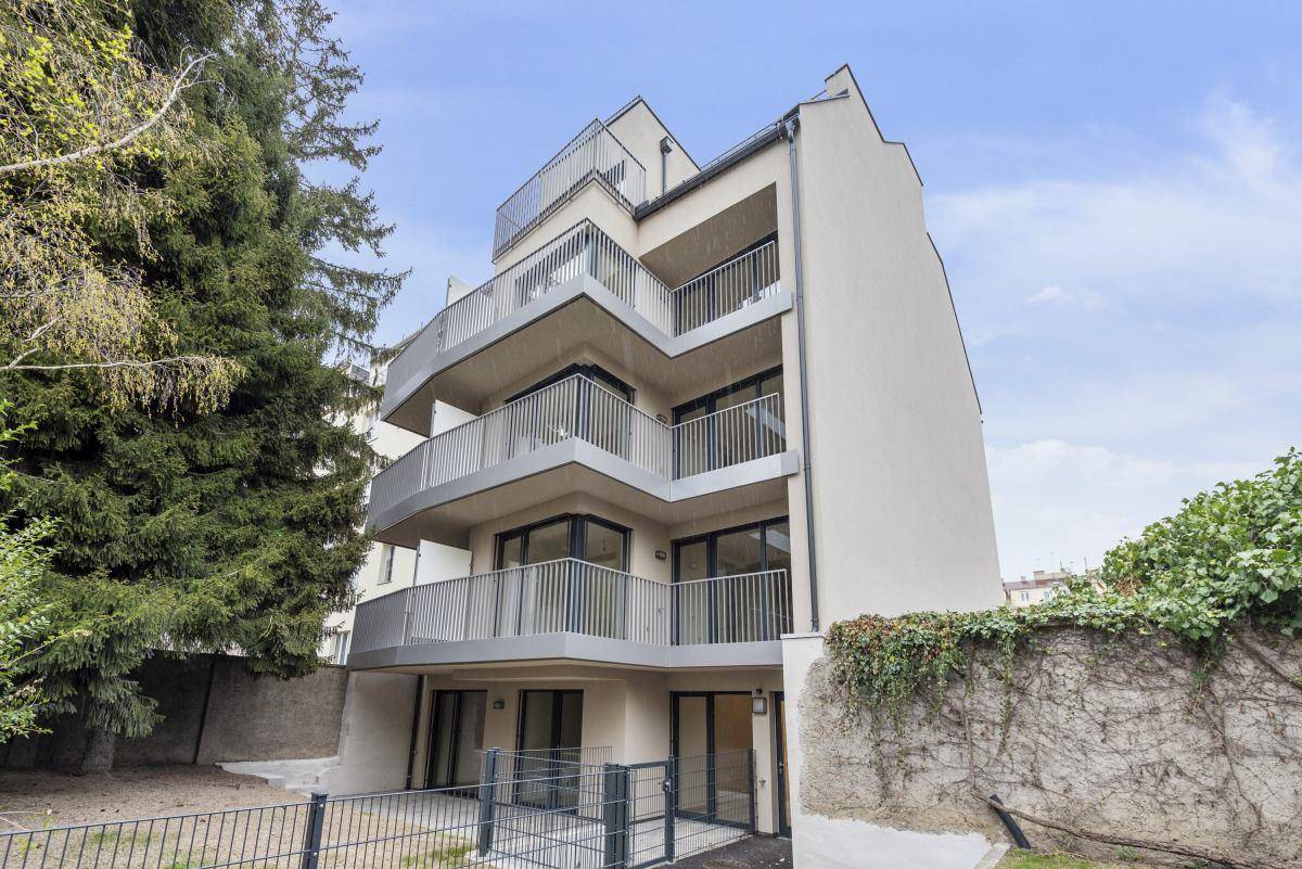 Moderne Wohnanlage mit mehreren Balkonen und einer gepflegten Außenfassade.