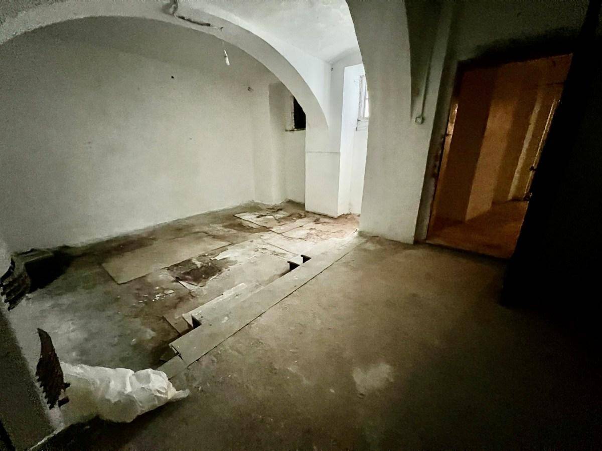 Großer Kellerbereich mit Gewölbestruktur und unfertigem Boden, bereit für umfassende Renovierungsarbeiten.
