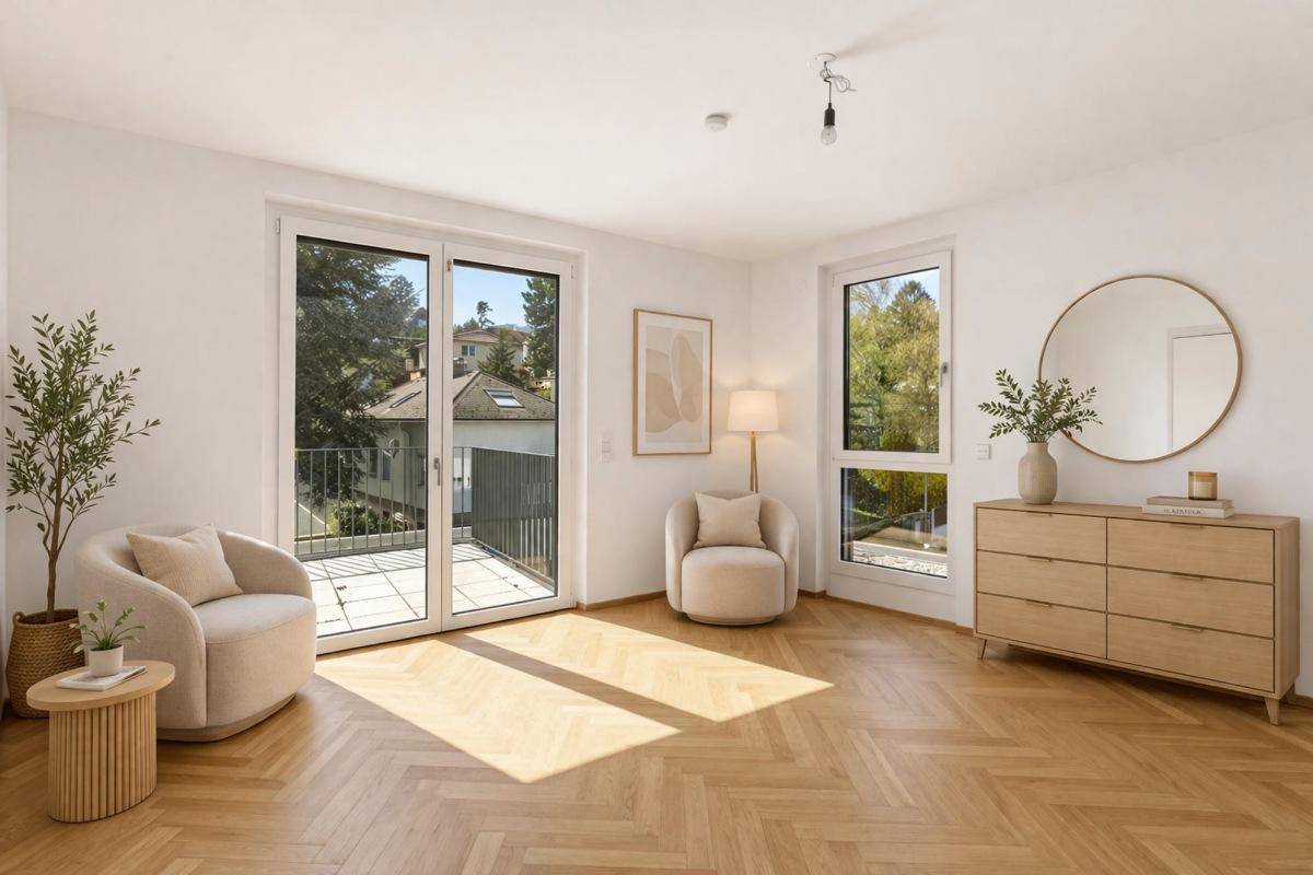Modern eingerichteter Wohnbereich mit Fischgrätparkett und Zugang zu einem sonnigen Balkon.