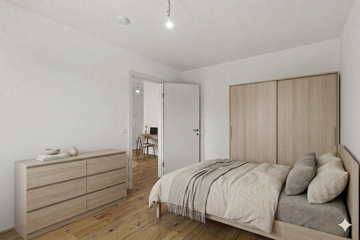 Helles Schlafzimmer mit Holzboden, modernem Bett und Einbauschrank.