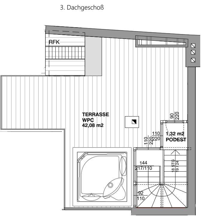 Grundriss des dritten Dachgeschosses mit großer Terrasse und einem Badezimmer mit Eckbadewanne.
