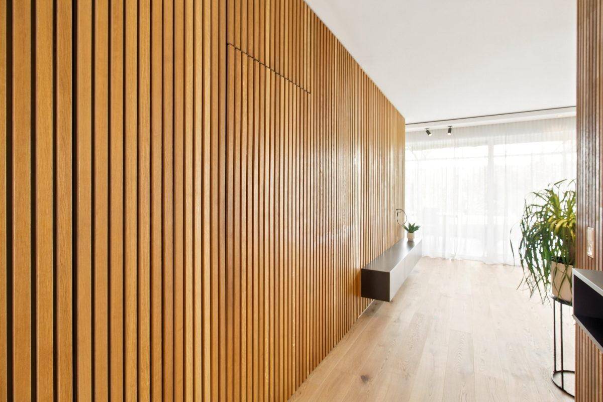 Stilvoller Flur mit Holzwandverkleidung und minimalistischem Design.