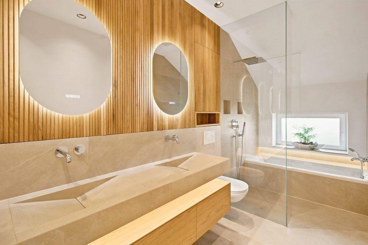Modernes Badezimmer mit Holzvertäfelung, Doppelwaschbecken und Badewanne mit Dusche.
