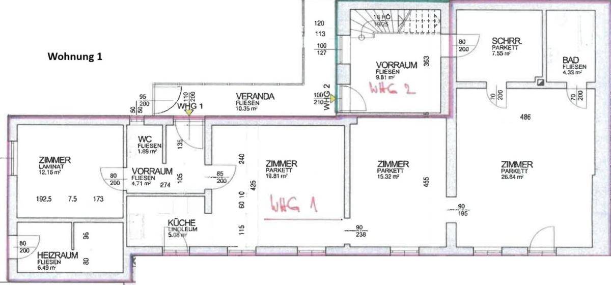 Grundriss der Wohnung 1 mit mehreren Zimmern, Bad, WC und einer Veranda.