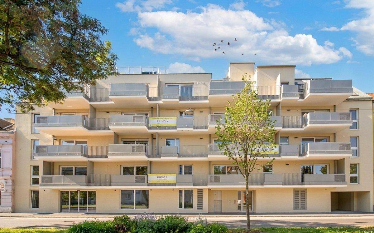 Moderne Wohnanlage mit mehreren Balkonen und ansprechender Fassadengestaltung.