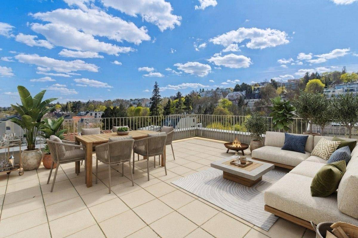 Geräumige Dachterrasse mit modernen Gartenmöbeln, Feuerstelle und weitem Blick ins Grüne.