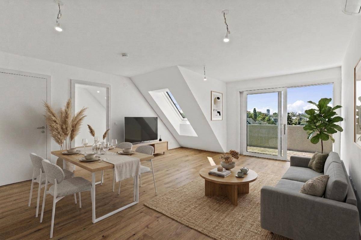 Helles Wohn- und Esszimmer mit Holzboden, Dachschräge und Zugang zum Balkon.